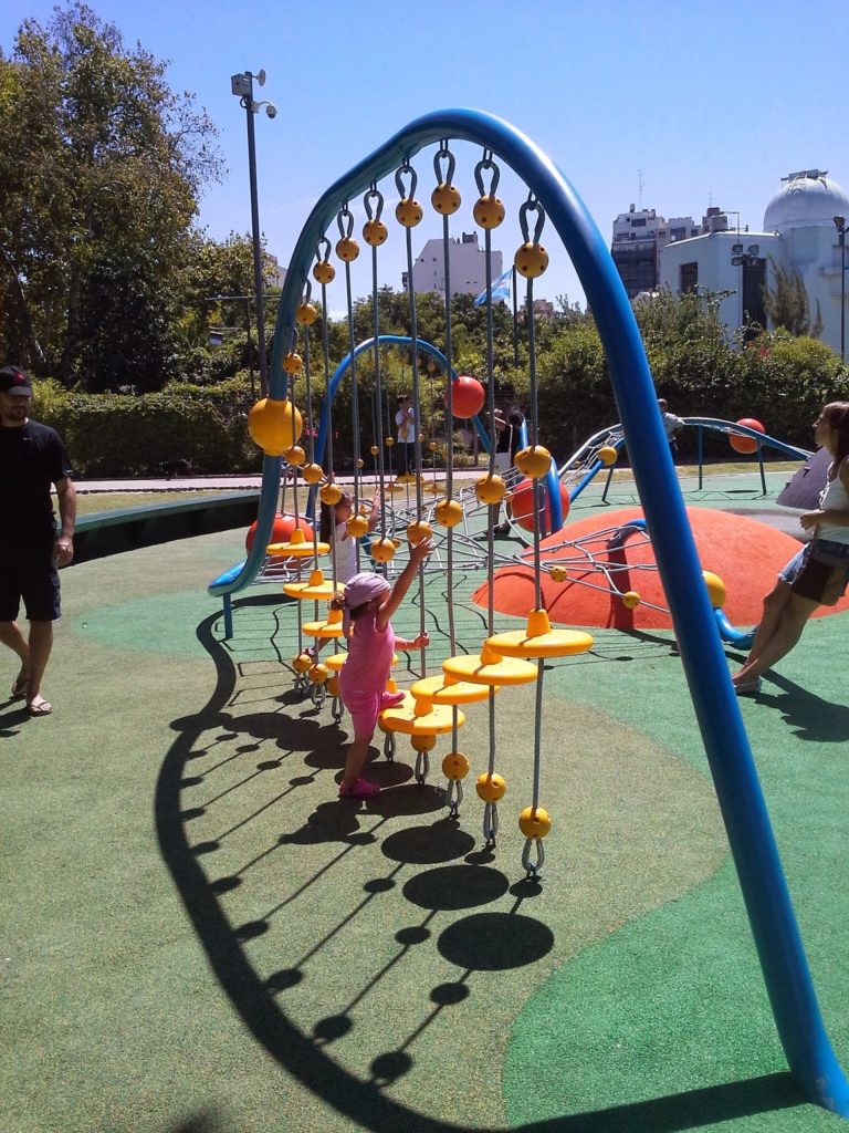 Juego para niños parque Centenario